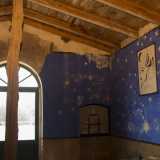 Poi gli abbellimenti proseguono con un enorme cielo stellato disegnato in fondo alla parete. E anche nel bel mezzo di questa porzione di muro blu balza all'occhio la rappresentazione di una donna, della quale per� stavolta compare solo un volto stilizzato
